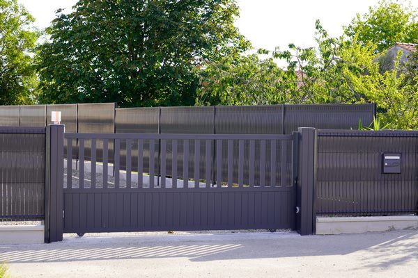 Installation et remplacement de portails et clôtures par un menuisier - Coublevie - Les Fermetures du Voironnais